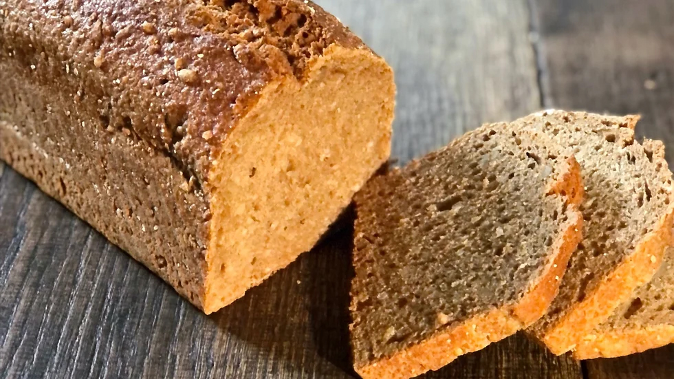 Aufgeschnittenens Brot auf Holztisch
